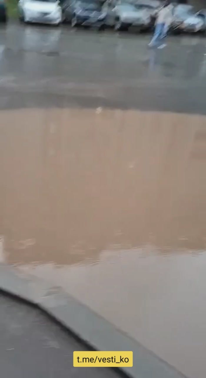 Дворы и проезды в Кирове постепенно заливает дождевой водой