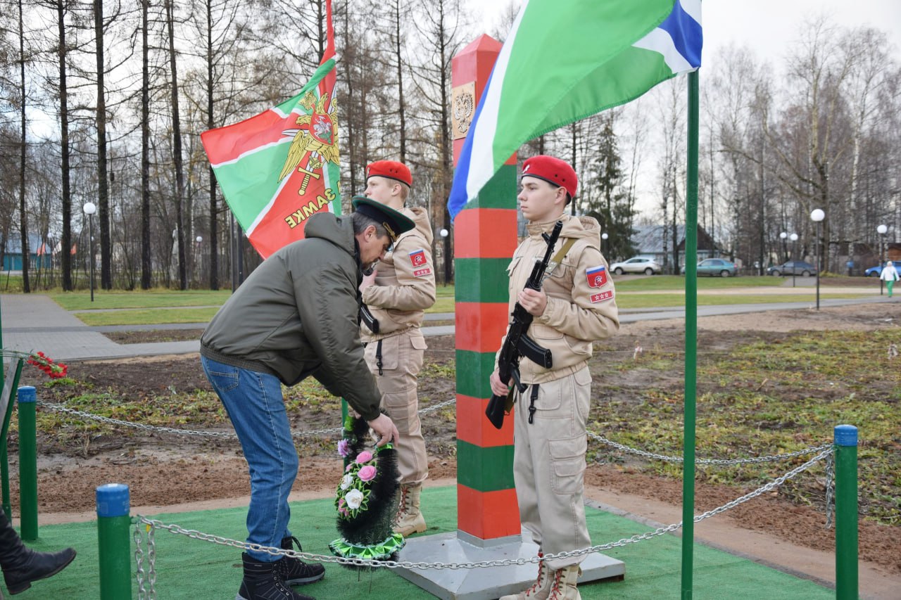 В п.Свеча на территории будущего сквера за памятником воинам-свечинцам и труженикам тыла состоялось торжественное открытие символа российской государственной границы В п.Свеча на территории будущего сквера за памятником воинам-свечинцам и труженикам тыла состоялось торжественное открытие символа российской государственной границы