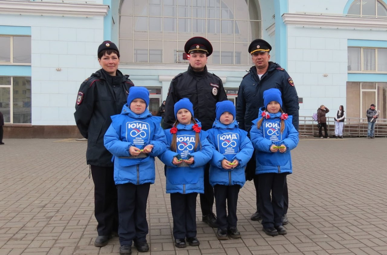 Кировские школьники почтили память погибших при выполнении служебных обязанностей сотрудников транспортной полиции Кировские школьники почтили память погибших при выполнении служебных обязанностей сотрудников транспортной полиции