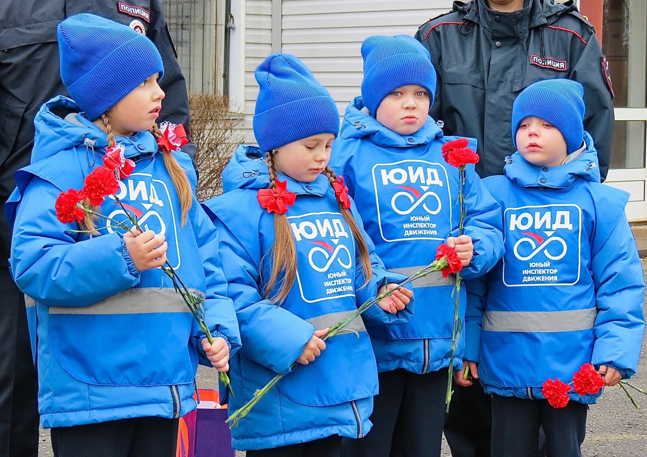 Юные инспекторы движения школы № 70 г.Кирова почтили память погибших при выполнении служебных обязанностей сотрудников полиции