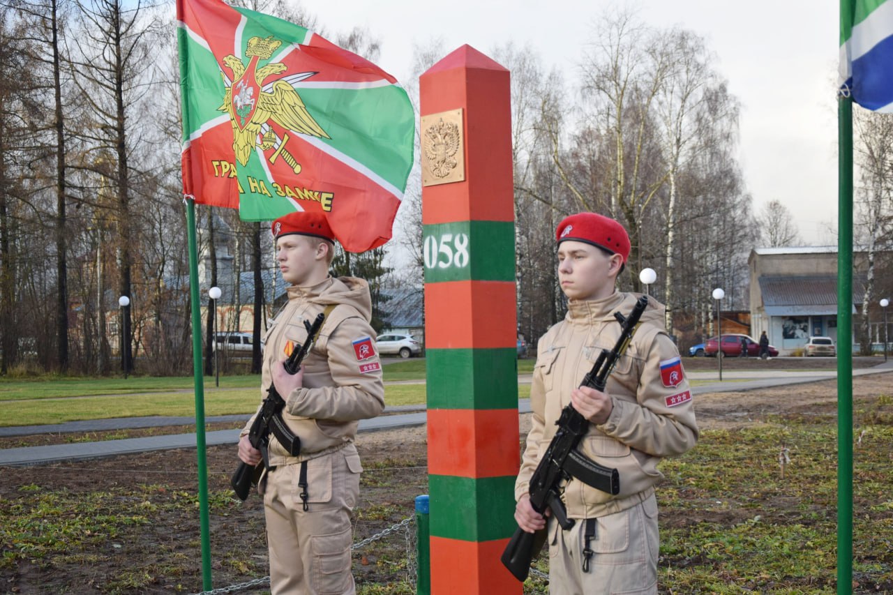 В п.Свеча на территории будущего сквера за памятником воинам-свечинцам и труженикам тыла состоялось торжественное открытие символа российской государственной границы В п.Свеча на территории будущего сквера за памятником воинам-свечинцам и труженикам тыла состоялось торжественное открытие символа российской государственной границы