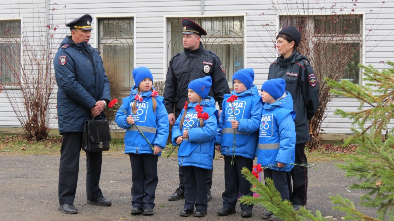 Кировские школьники почтили память погибших при выполнении служебных обязанностей сотрудников транспортной полиции Кировские школьники почтили память погибших при выполнении служебных обязанностей сотрудников транспортной полиции