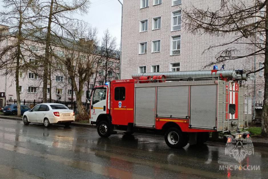 #НашиДежурныеСутки. 07 ноября* пожарно-спасательные подразделения Кировской области реагировали на: 2 техногенных пожара, в том числе: