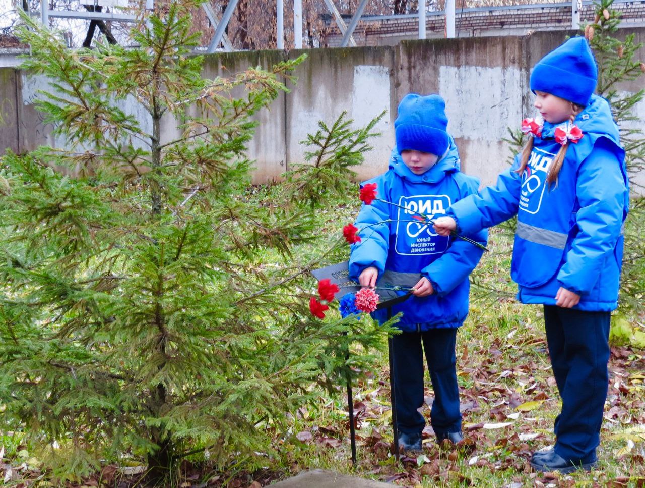 Юные инспекторы движения школы № 70 г.Кирова почтили память погибших при выполнении служебных обязанностей сотрудников полиции Юные инспекторы движения школы № 70 г.Кирова почтили память погибших при выполнении служебных обязанностей сотрудников полиции