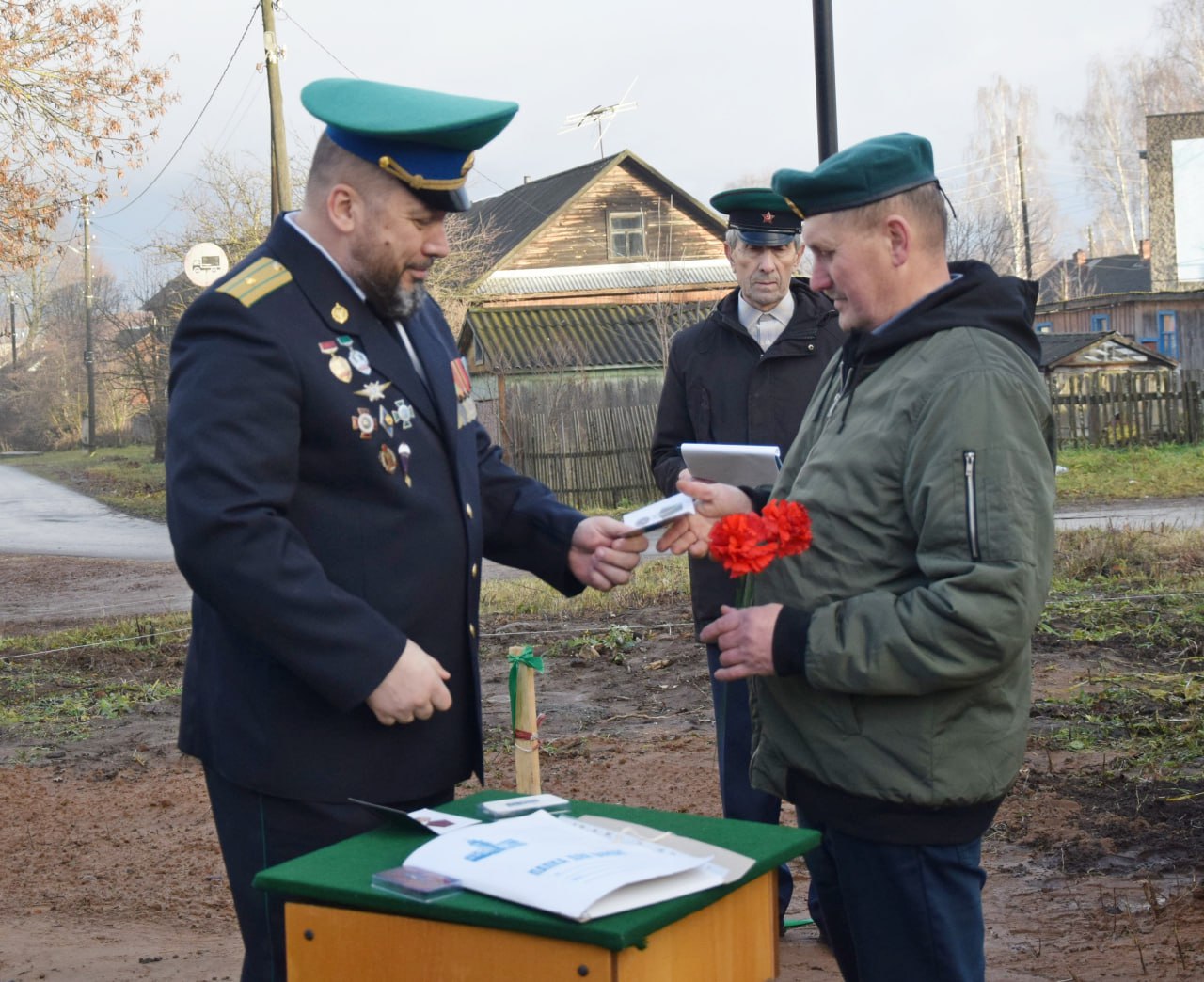 В п.Свеча на территории будущего сквера за памятником воинам-свечинцам и труженикам тыла состоялось торжественное открытие символа российской государственной границы В п.Свеча на территории будущего сквера за памятником воинам-свечинцам и труженикам тыла состоялось торжественное открытие символа российской государственной границы