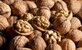 Станут сухими и горькими: никогда так не храните грецкие орехи