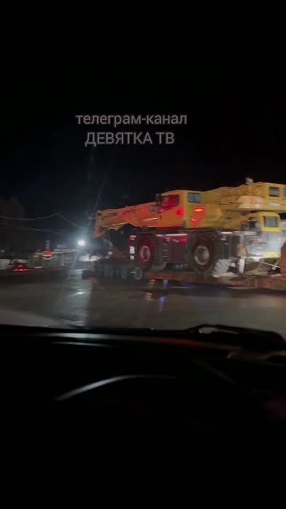 При повороте кран уронил ЛЭП, светофор лежит