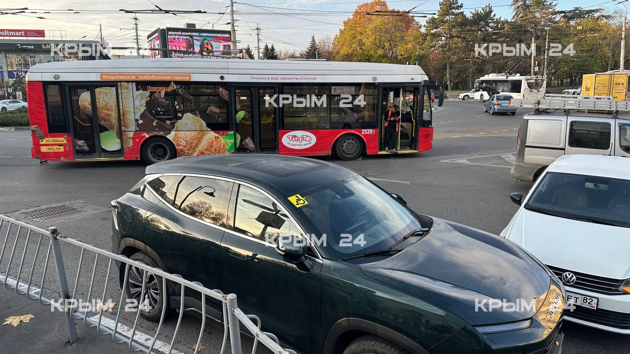 В центре Симферополя столкнулись машины и троллейбус, движение затруднено В центре Симферополя столкнулись машины и троллейбус, движение затруднено