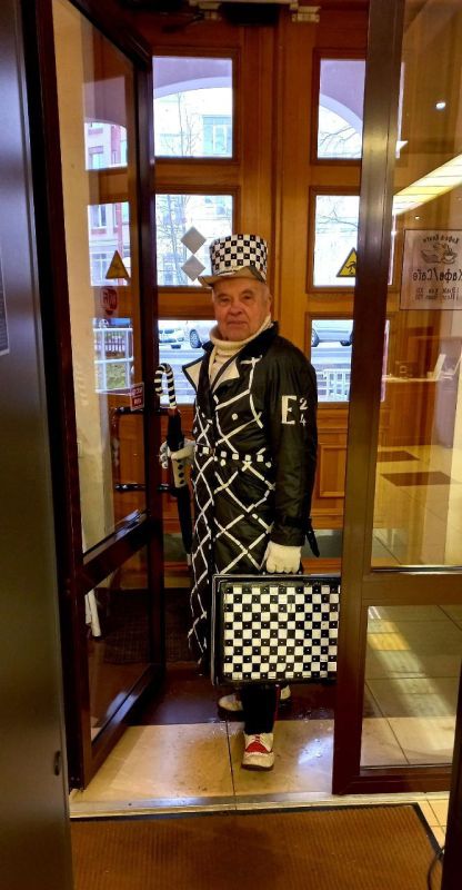 Вятский модник в своем новом образе посетил библиотеку им. Герцена