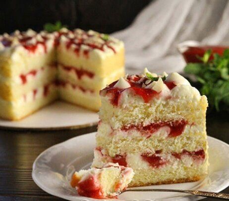 Непревзойденный бисквитный торт с клубникой