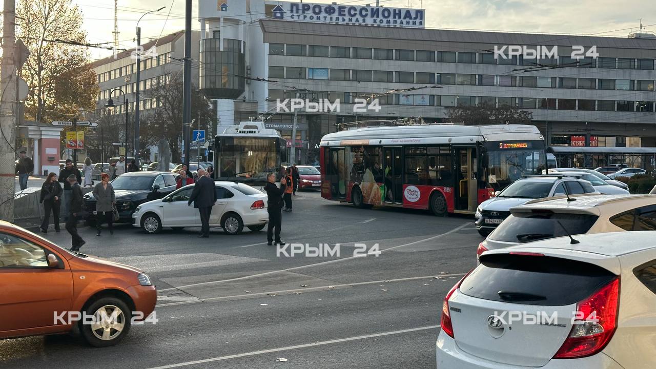 В центре Симферополя столкнулись машины и троллейбус, движение затруднено В центре Симферополя столкнулись машины и троллейбус, движение затруднено