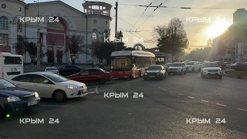 В центре Симферополя столкнулись машины и троллейбус, движение затруднено