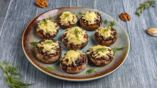 В духовке не скукожатся: фаршированные шампиньоны по этому рецепту будут таять во рту
