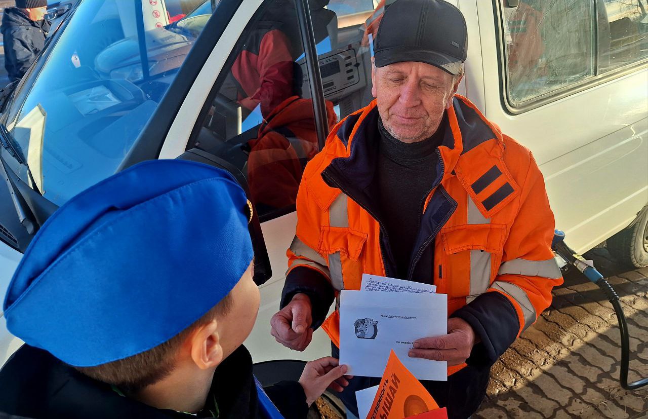 Сотрудники Госавтоинспекции Кировской области провели акцию «Детские послания безопасности» Сотрудники Госавтоинспекции Кировской области провели акцию «Детские послания безопасности»