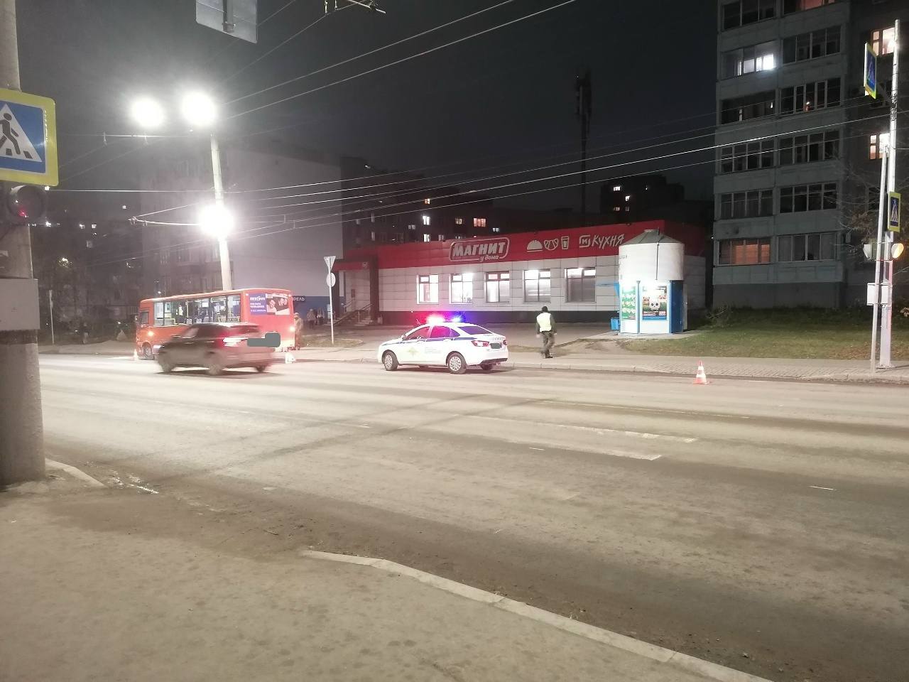 На Красина водитель автобуса сбил 20- летнего парня