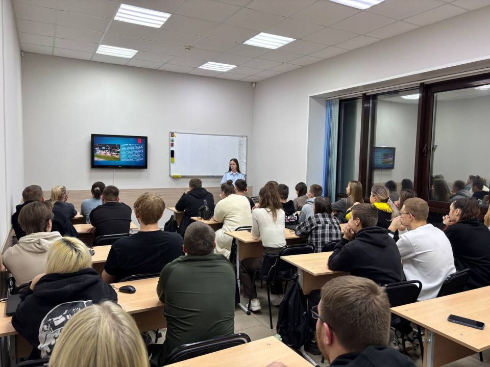 В рамках профилактики дорожно-транспортного травматизма и повышения правовой грамотности будущих водителей, сотрудники Госавтоинспекции регулярно проводят тематические занятия в автошколах