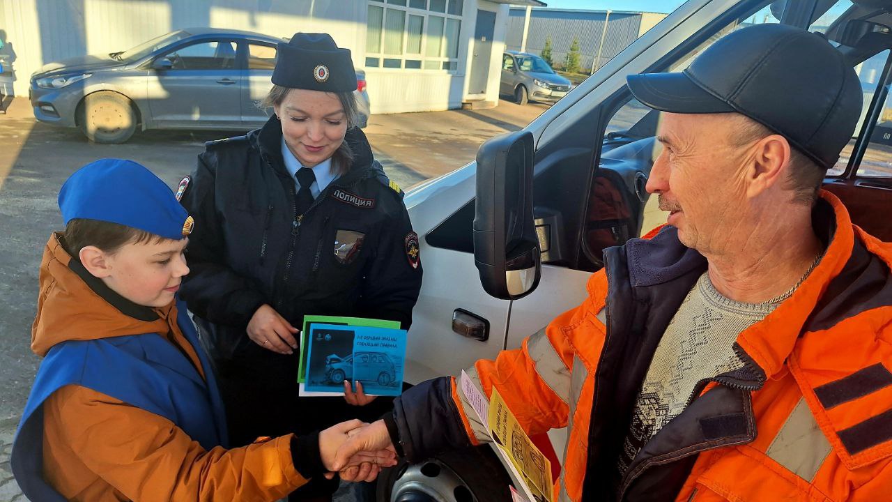 Сотрудники Госавтоинспекции Кировской области провели акцию «Детские послания безопасности» Сотрудники Госавтоинспекции Кировской области провели акцию «Детские послания безопасности»