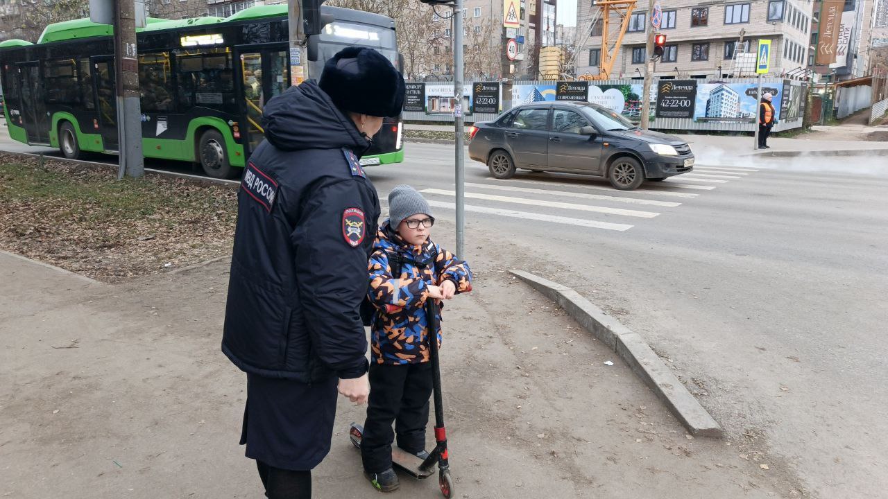 Родительский патруль и Госавтоинспекция напомнили кировчанам о важности безопасности на дорогах Родительский патруль и Госавтоинспекция напомнили кировчанам о важности безопасности на дорогах