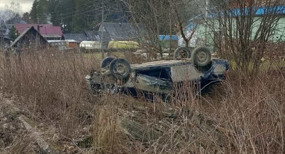 В Подосиновском районе водитель отправил «Ладу Приора» в кювет и сбежал, оставив травмированного пассажира