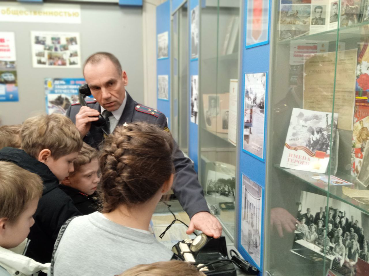 Путешествие в прошлое ПДД: как сотрудники Госавтоинспекции провели для детей урок в музее Путешествие в прошлое ПДД: как сотрудники Госавтоинспекции провели для детей урок в музее