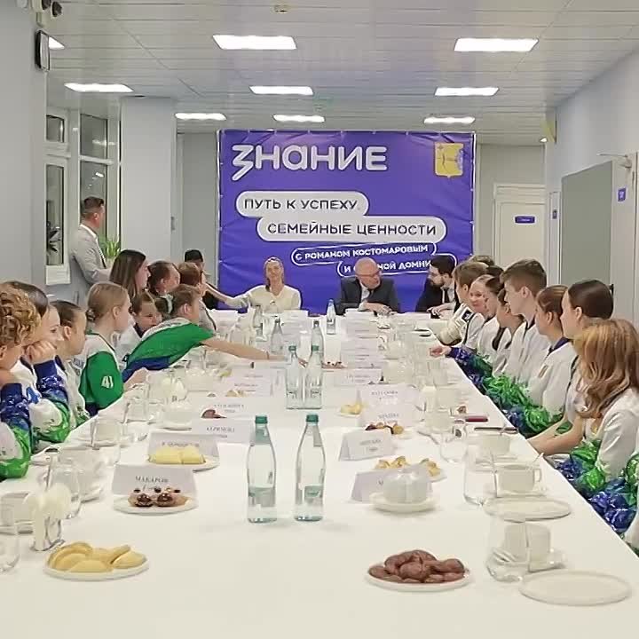 12 ноября в Киров по инициативе Российского общества «Знание» приехали олимпийский чемпион по фигурному катанию Роман Костомаров и бронзовый призер Олимпийских игр Оксана Домнина