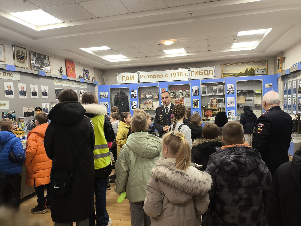 Путешествие в прошлое ПДД: как сотрудники Госавтоинспекции провели для детей урок в музее Путешествие в прошлое ПДД: как сотрудники Госавтоинспекции провели для детей урок в музее