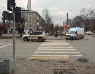 В Кирове на пешеходном переходе водитель автомобиля «Тойота Ленд Крузер» совершил наезд на 7-летнего мальчика