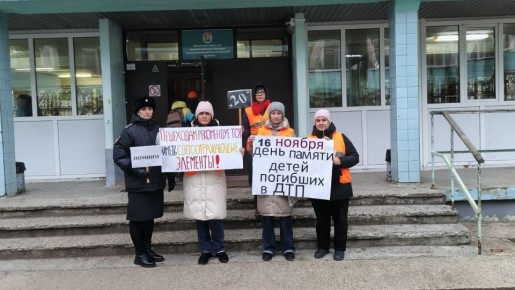 Родительский патруль и Госавтоинспекция напомнили кировчанам о важности безопасности на дорогах