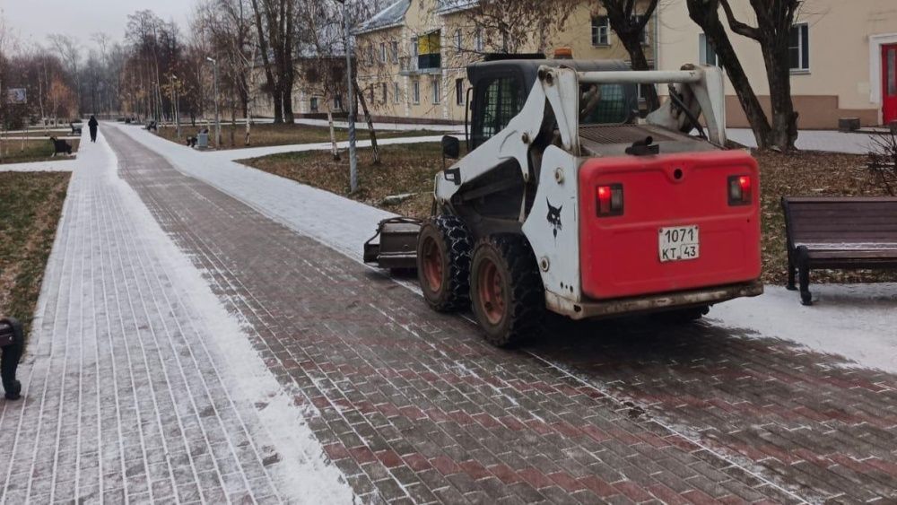 В Кирове дороги и тротуары начали обрабатывать противогололедными реагентами