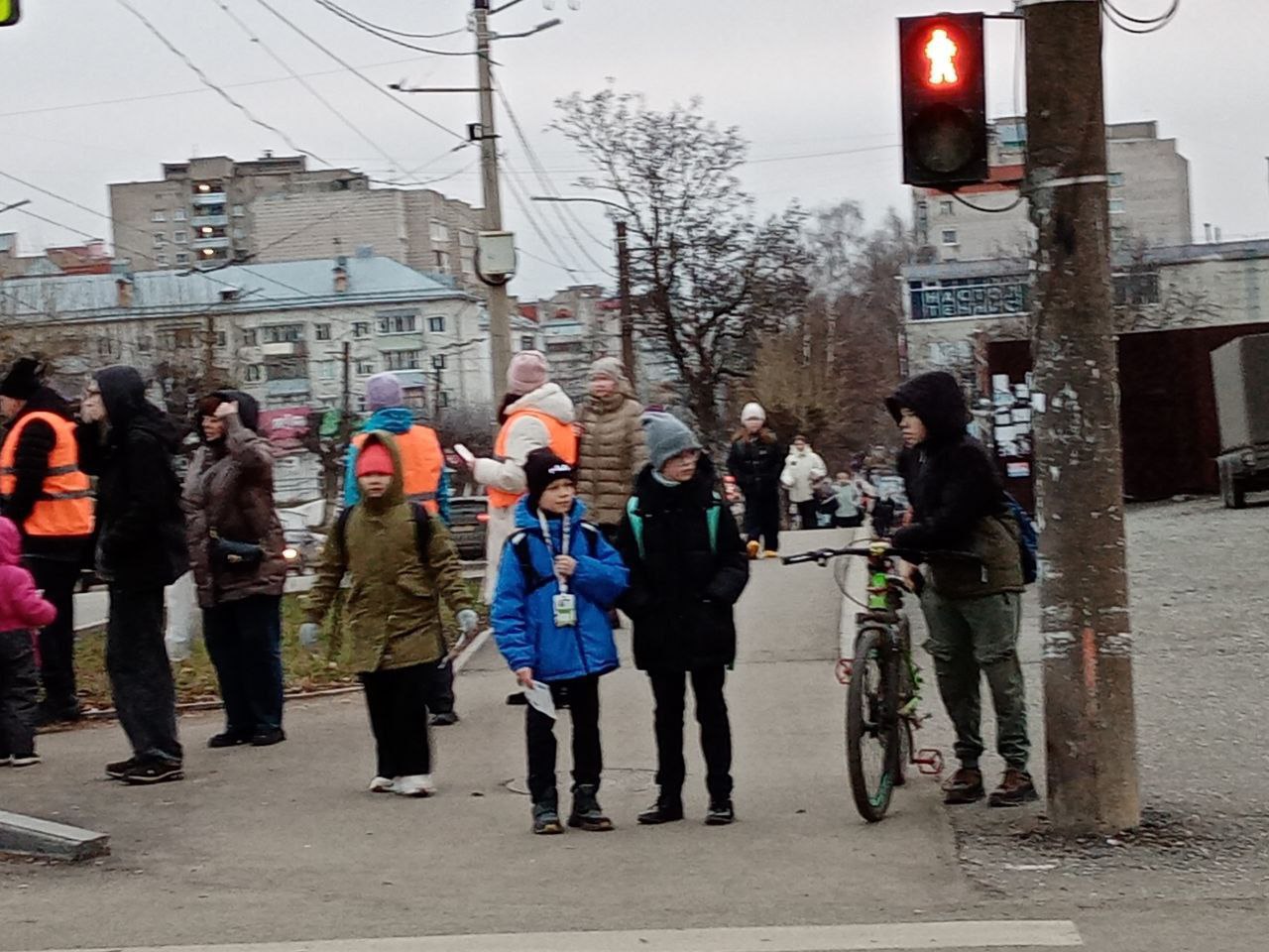 Родительский патруль и Госавтоинспекция напомнили кировчанам о важности безопасности на дорогах Родительский патруль и Госавтоинспекция напомнили кировчанам о важности безопасности на дорогах