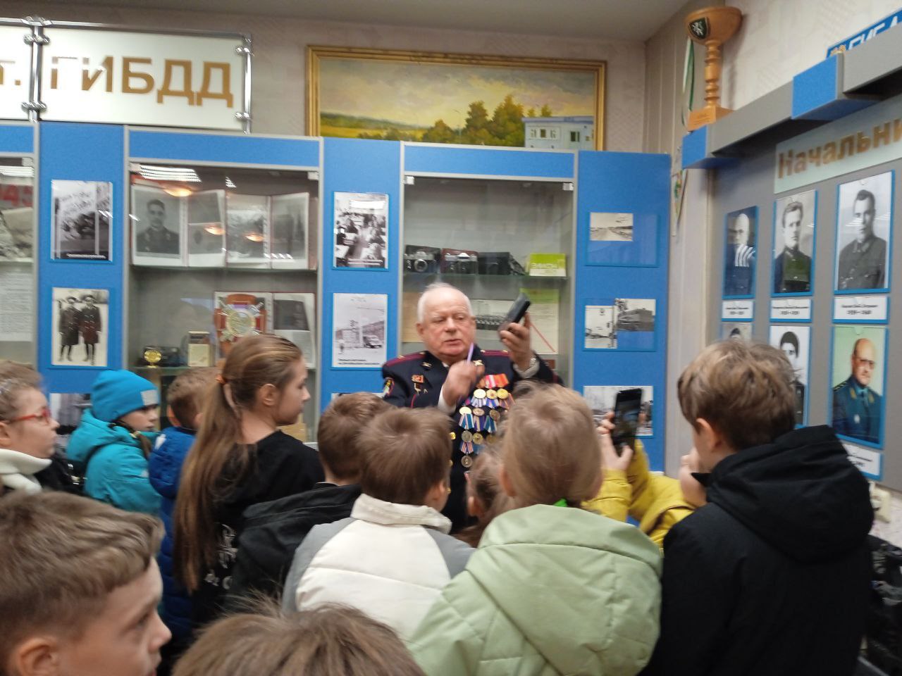 Путешествие в прошлое ПДД: как сотрудники Госавтоинспекции провели для детей урок в музее Путешествие в прошлое ПДД: как сотрудники Госавтоинспекции провели для детей урок в музее