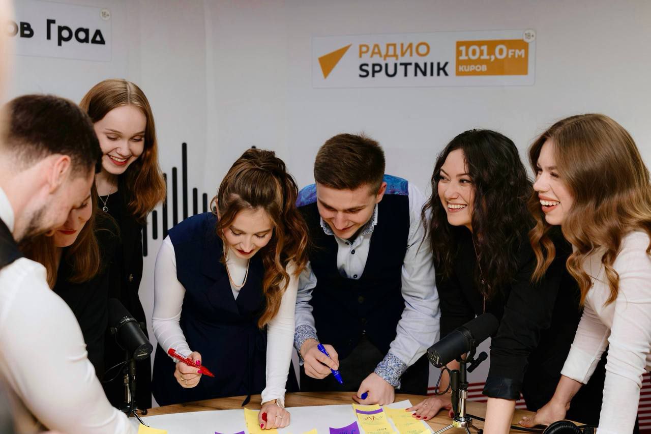 Пятнадцатилетие отмечает сегодня радио «Киров Град»! Пятнадцатилетие отмечает сегодня радио «Киров Град»!