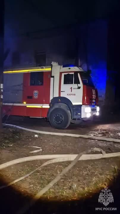 Видео работы сотрудников МЧС России на ночном пожаре в Кирове