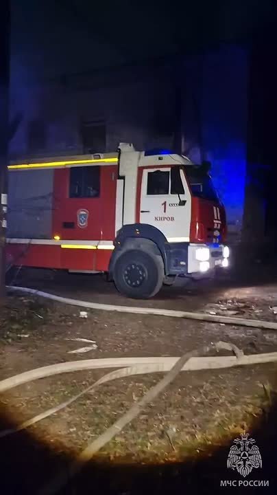 Видео работы сотрудников МЧС России на ночном пожаре в Кирове