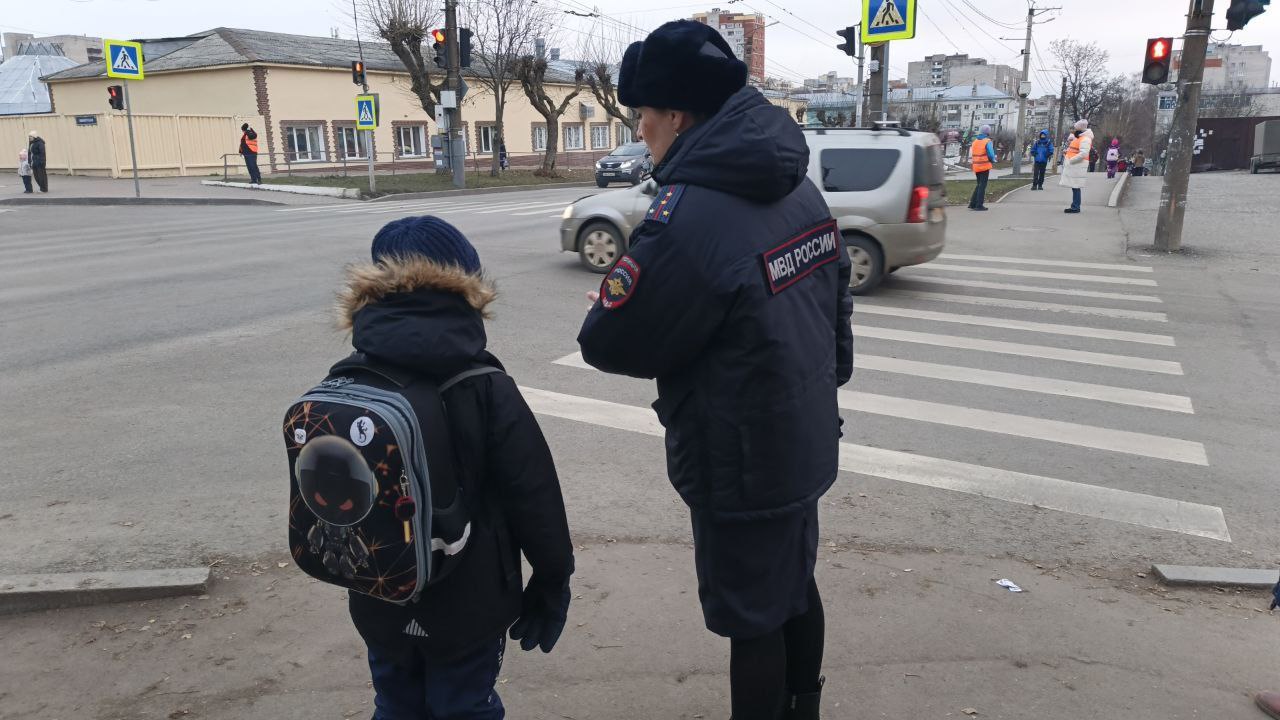 Родительский патруль и Госавтоинспекция напомнили кировчанам о важности безопасности на дорогах Родительский патруль и Госавтоинспекция напомнили кировчанам о важности безопасности на дорогах