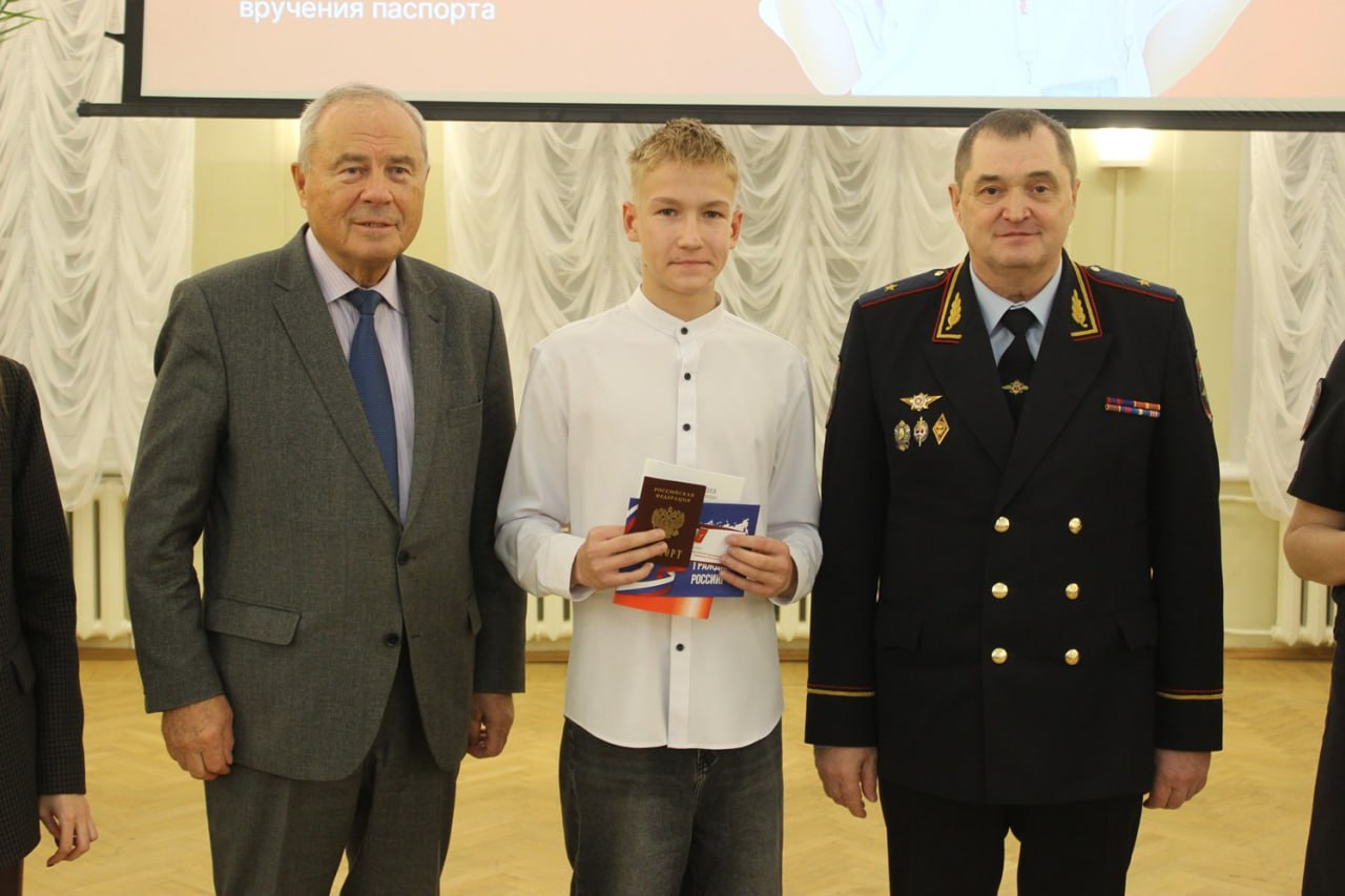 В рамках Всероссийской акции «Мы – граждане России» в Кировской областной научной библиотеке имени А.И. Герцена прошло торжественное мероприятие В рамках Всероссийской акции «Мы – граждане России» в Кировской областной научной библиотеке имени А.И. Герцена прошло торжественное мероприятие