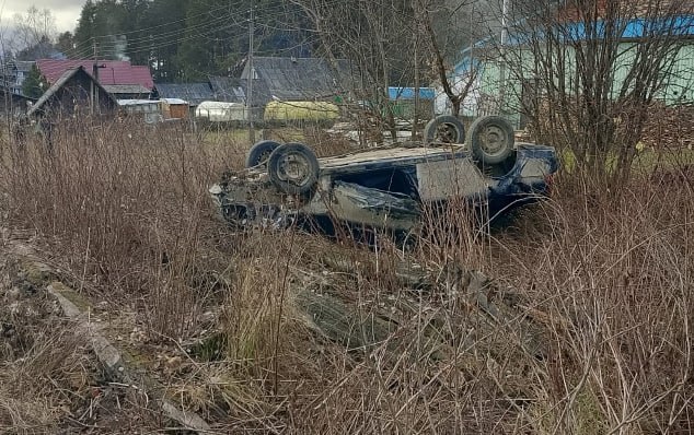 В Подосиновце водитель «уложил» «Приору» на крышу и сбежал с места ДТП
