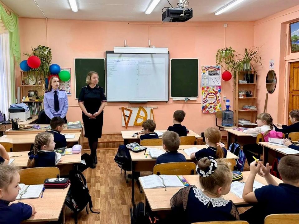 Офицер регионального ведомства встретилась с учащимися школы