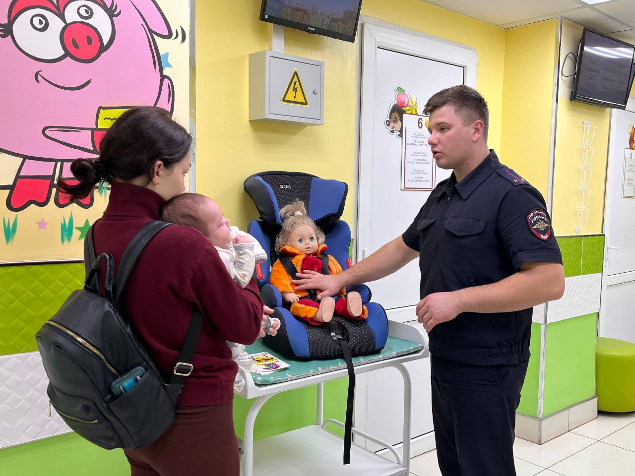 Автоинспекторы проводят ликбезы для родителей в медицинских учреждениях Автоинспекторы проводят ликбезы для родителей в медицинских учреждениях