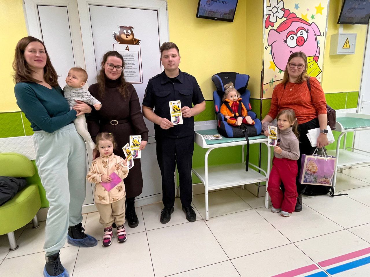 Автоинспекторы проводят ликбезы для родителей в медицинских учреждениях Автоинспекторы проводят ликбезы для родителей в медицинских учреждениях