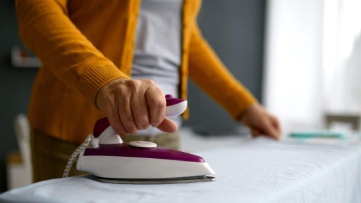 Накипь из утюга больше не испортит вашу блузку: спасет проверенное средство