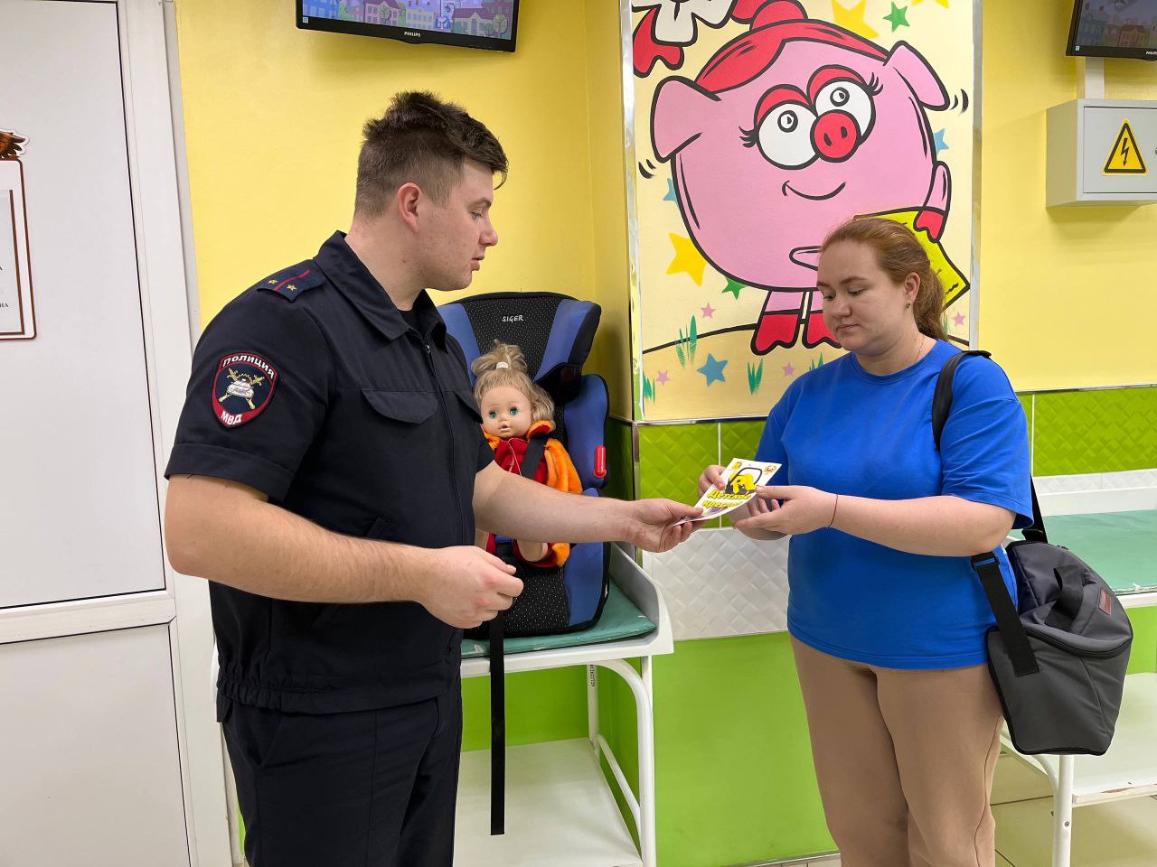 Автоинспекторы проводят ликбезы для родителей в медицинских учреждениях