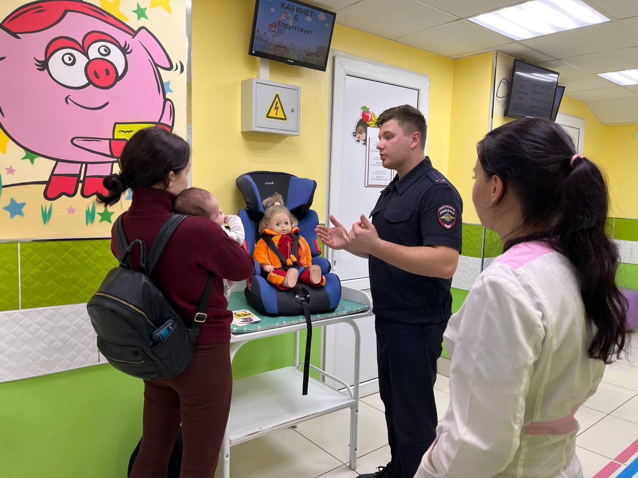 Автоинспекторы проводят ликбезы для родителей в медицинских учреждениях Автоинспекторы проводят ликбезы для родителей в медицинских учреждениях