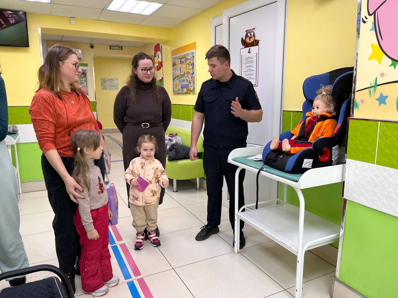 Автоинспекторы проводят ликбезы для родителей в медицинских учреждениях Автоинспекторы проводят ликбезы для родителей в медицинских учреждениях