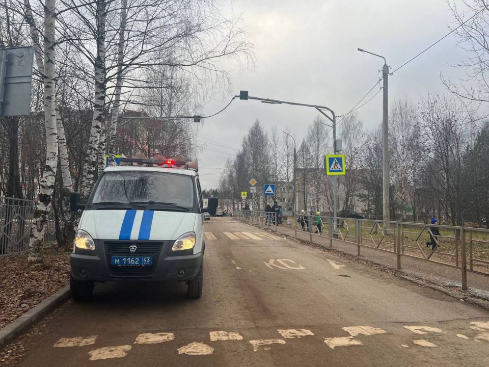 В преддверии Всемирного дня памяти жертв ДТП отряд ЮИД "Умка" МБОУ СОШ с УИОП № 74 г. Кирова совместно с инспектором ГАИ Кудрявцевым Ильёй Сергеевичем, библиотекарем Гущиной Ольгой Ивановной и руководителем отряда провёл...