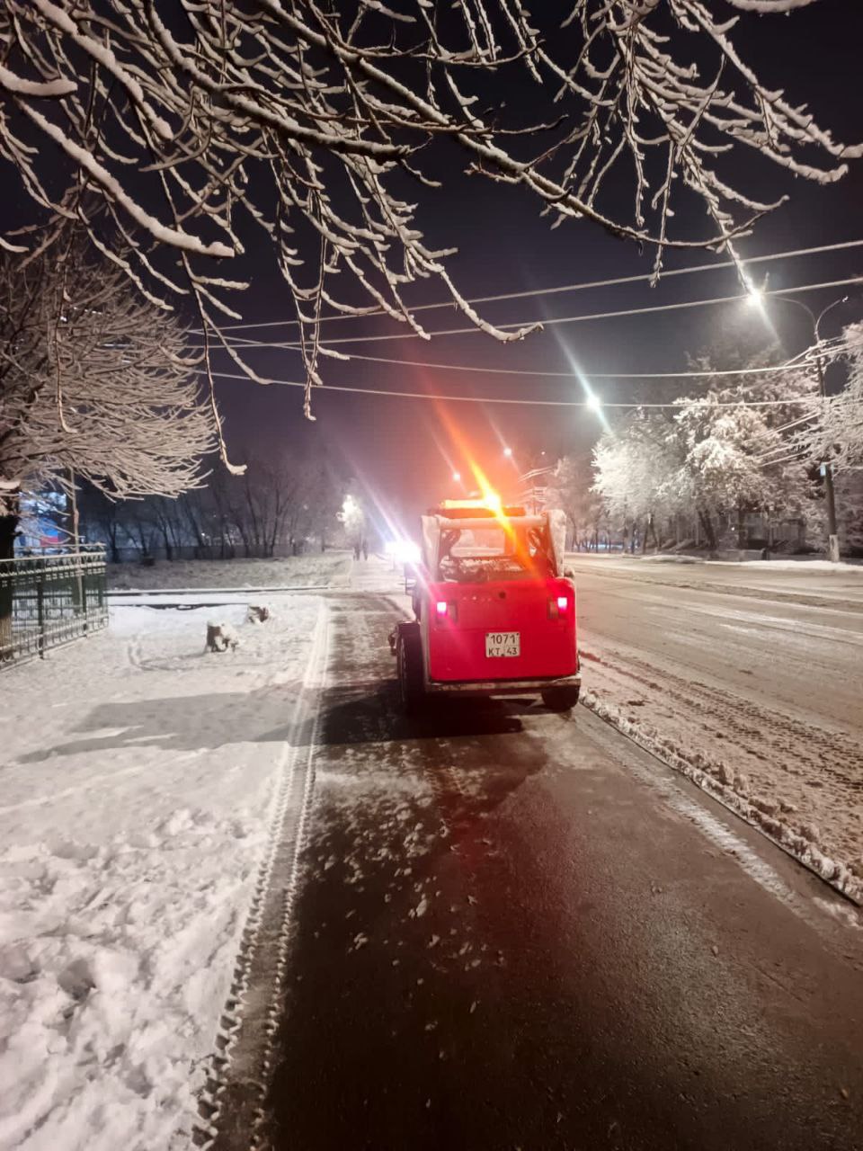 Городским службам поставлена задача обеспечить постоянную уборку улиц до завершения снегопада Городским службам поставлена задача обеспечить постоянную уборку улиц до завершения снегопада