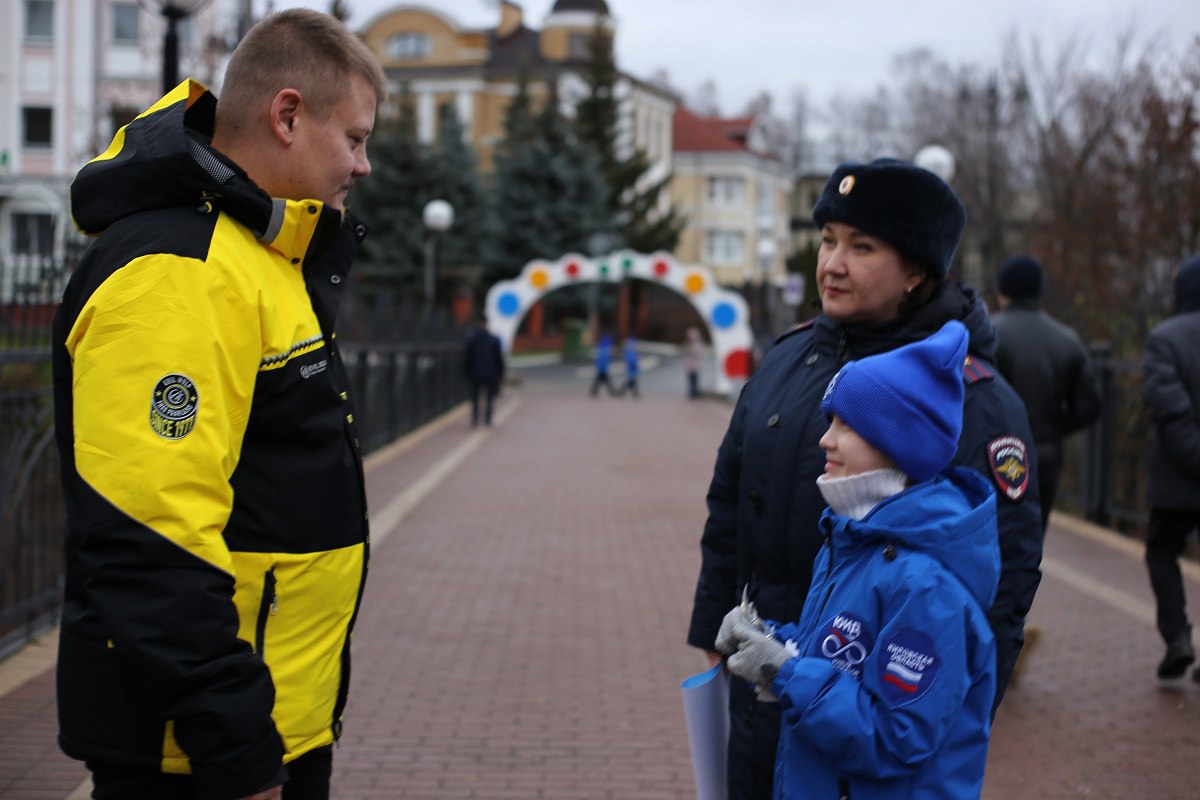 ЮИДовцы вручили талисманы дорожной безопасности кировчанам ЮИДовцы вручили талисманы дорожной безопасности кировчанам
