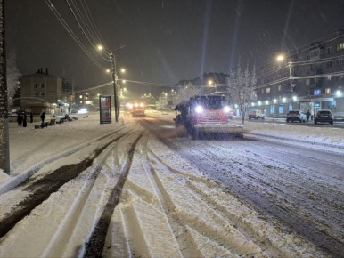 Городским службам поставлена задача обеспечить постоянную уборку улиц до завершения снегопада