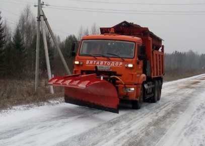 В Кировской области начался сильный снегопад, и дорожные службы активно расчищают трассы