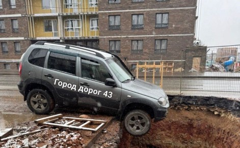 Автомобиль "Нива" повис передними колесами над ямой